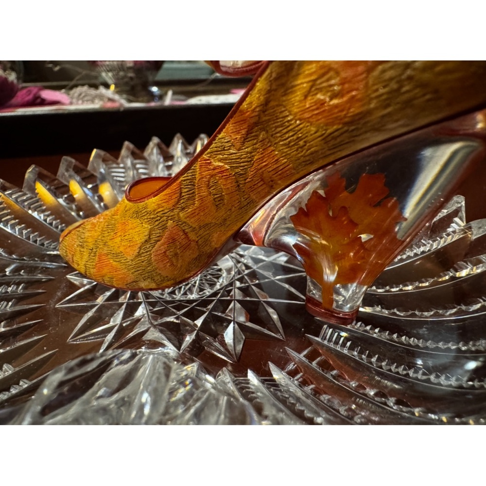 👠👠👠👠Just the Right Shoe collectable .Elegant Autumn-Inspired Peep-Toe autumn hue